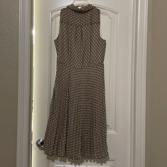 Banana Republic pleated Flowy dress - Picture 12 of 12